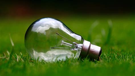 Czym się różni żarówka LED od energooszczędnej?