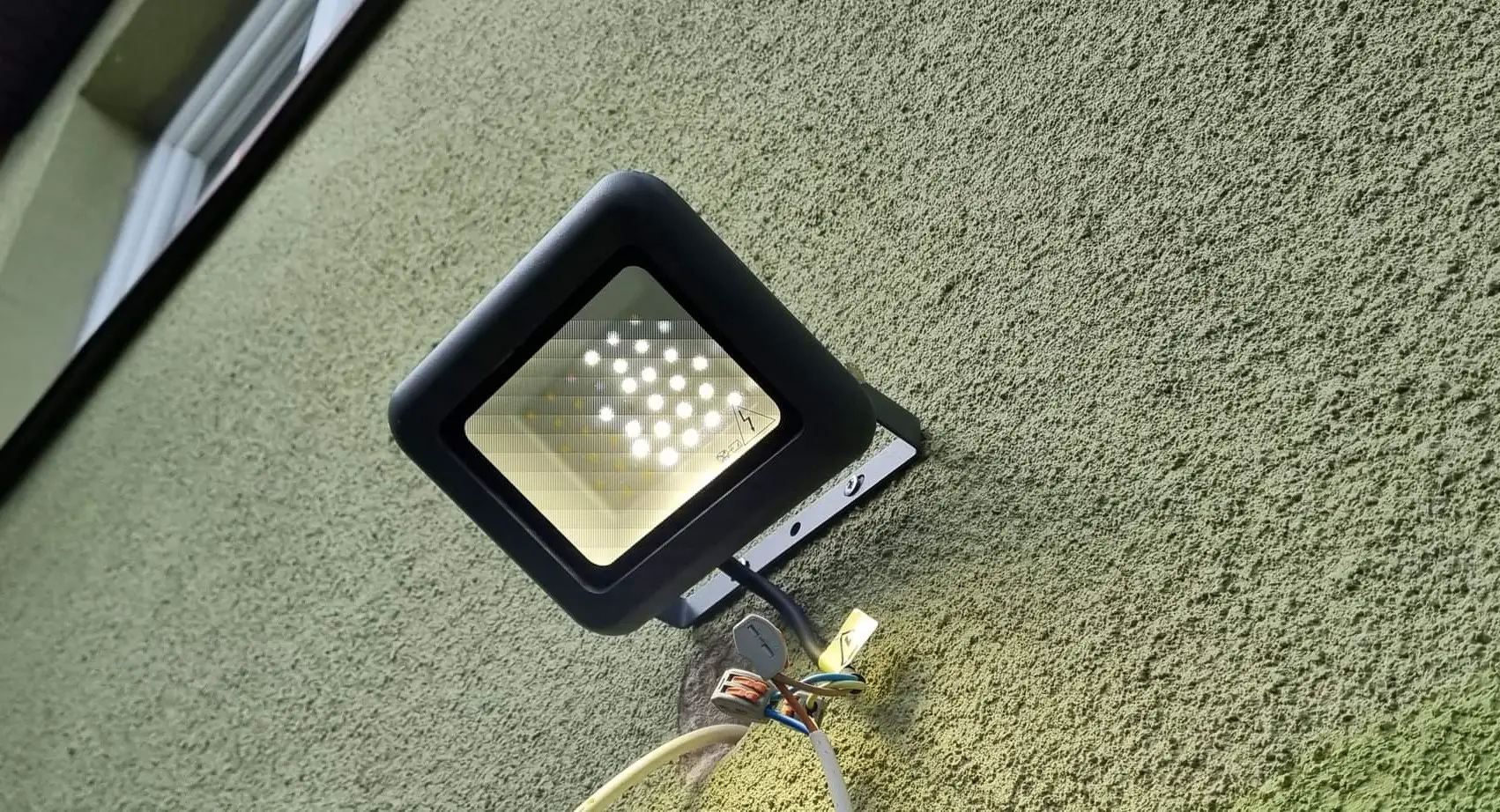 Dlaczego lampa LED żarzy się po wyłączeniu?