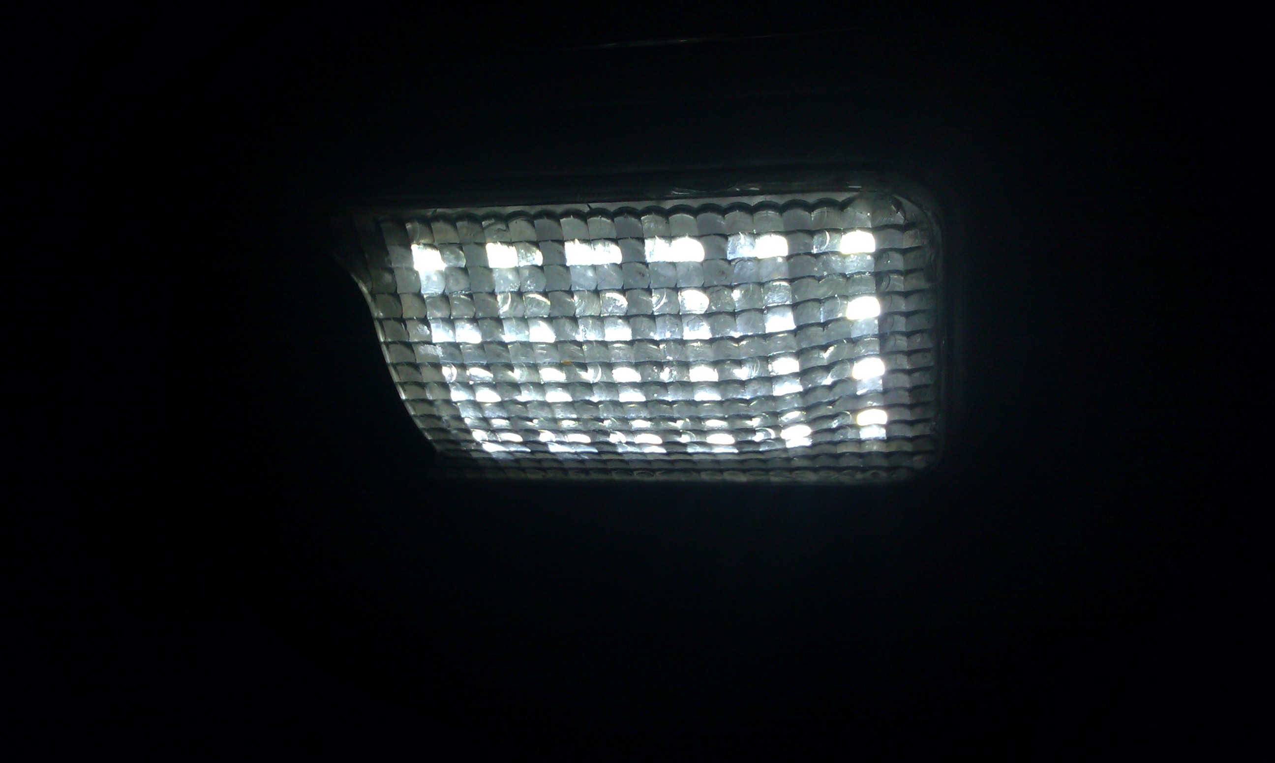 Dlaczego żarówka LED świeci po wyłączeniu w samochodzie?