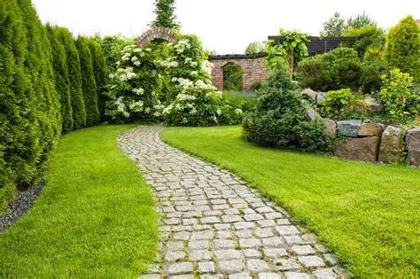 Jak oświetlić ścieżkę w ogrodzie?