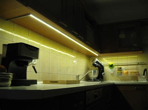 Jak zamontować taśmę LED pod szafkami kuchennymi?