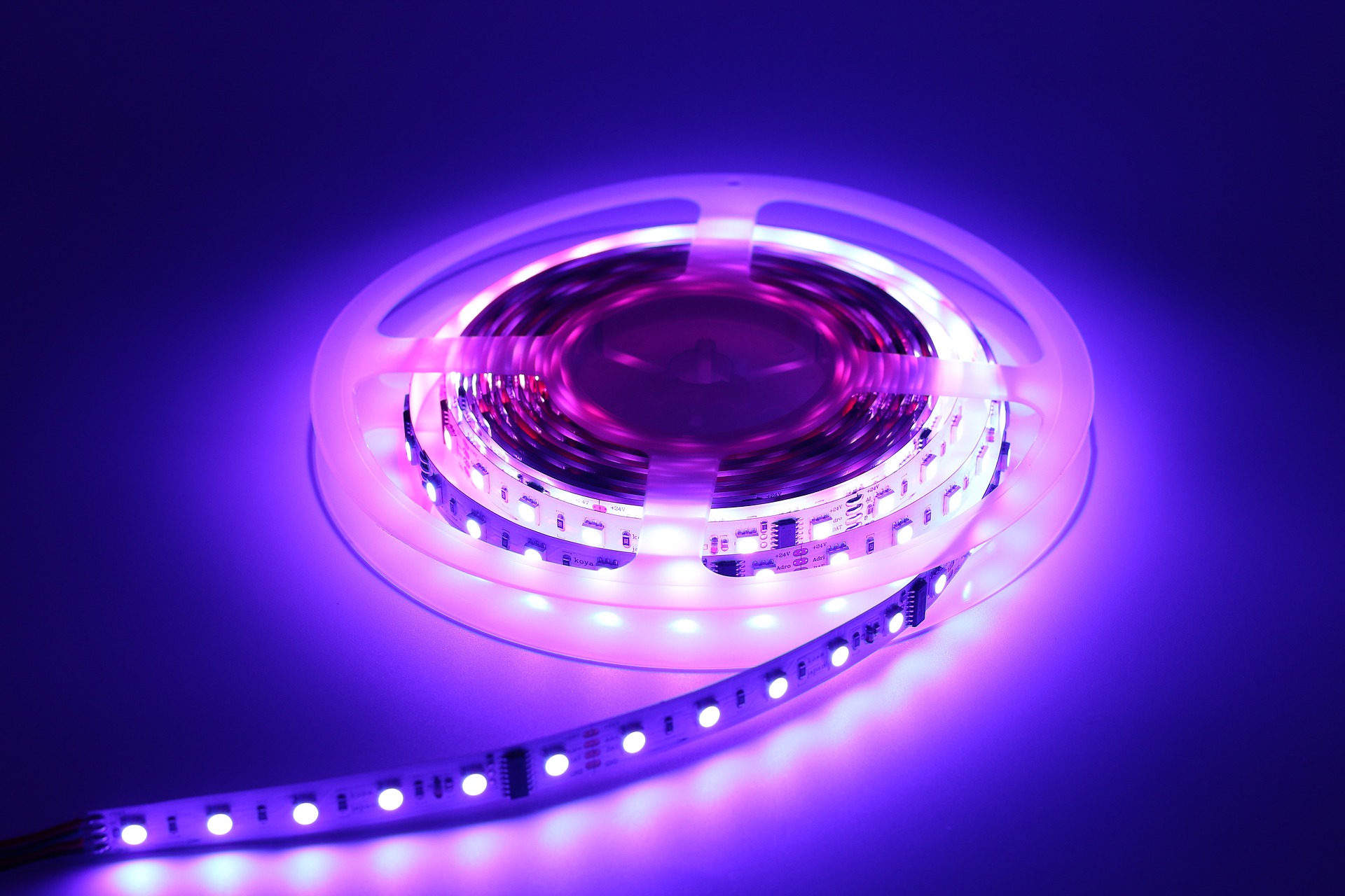 Od czego zależy barwa światła diody LED?
