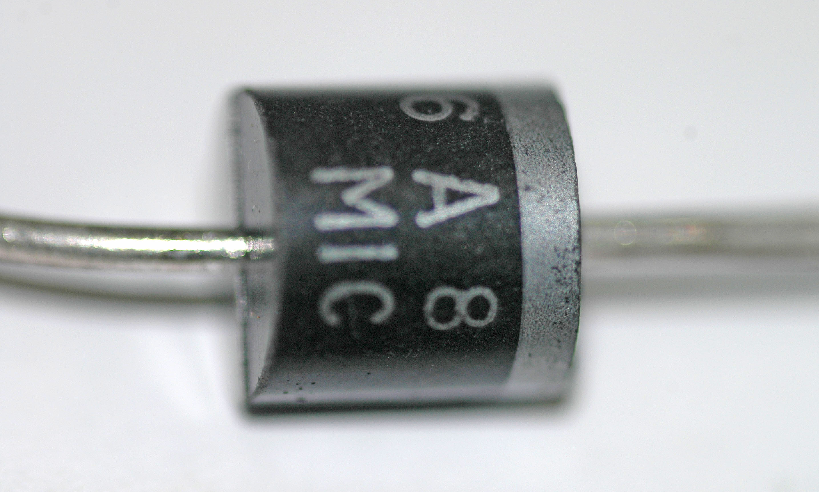 Z jakich elementów zbudowana jest dioda prostownicza?